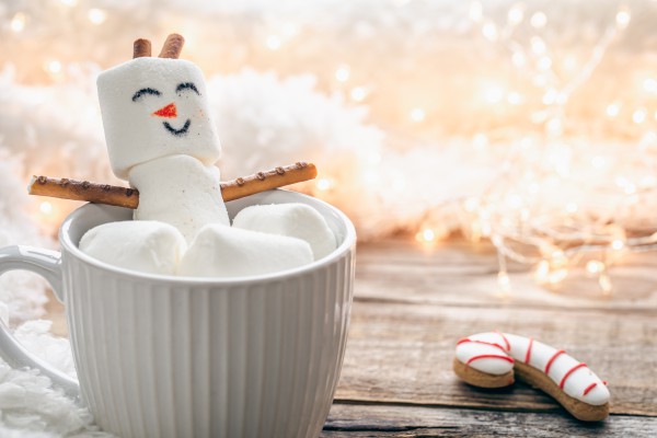 freepik_tasse-heisses-getrank-mit-marshmallow-schneemann-auf-verschwommenem-hintergrund-hautnah